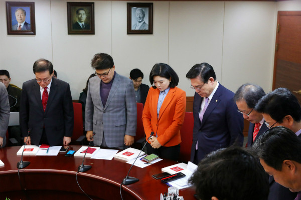 ▲ 17일부터 자유한국당 최고위원회의가 열리는 서울 여의도 당사 6층 제1회의실에 이승만·박정희·김영삼 전 대통령의 사진이 내걸린 가운데, 홍준표 대표와 최고위원들이 회의 시작에 앞서 묵념하고 있다. ⓒ뉴시스 사진DB