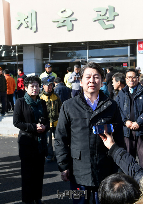 ▲ 안철수 국민의당 대표가 16일 포항 북구 흥해실내체육관을 찾은 직후 인터뷰를 하고 있다. ⓒ뉴데일리 정상윤 기자