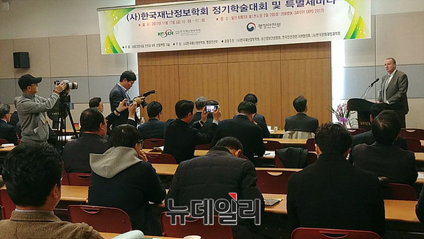 ▲ 2017 한국재난정보학회 축사를 하는 존슨콘트롤즈코리아 브래들리 벅월터 대표이사 ⓒ뉴데일리 오세진
