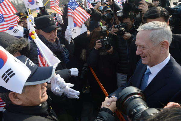 ▲ 지난 2월 첫 방한 당시 환영인파와 악수하는 제임스 매티스 美국방장관. ⓒ뉴데일리 DB.