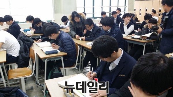 ▲ 17일 오전 서울 용산구 용산고등학교에서 고3 학생들이 수능 공부에 열중하고 있다. ⓒ뉴데일리 정호영 기자