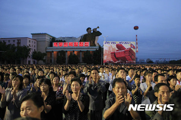 ▲ 지난 9월 6차 핵실험 뒤 이를 자축하는 北평양의 군중대회. 모두 동원된 사람들이다. ⓒ뉴시스-AP. 무단전재 및 재배포 금지.