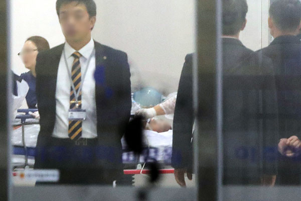 ▲ 지난 13일 밤, 수원 아주대 병원에서 긴급수술을 받은 북한군 귀순병사와 한국군 관계자들. ⓒ뉴시스. 무단전재 및 재배포 금지.