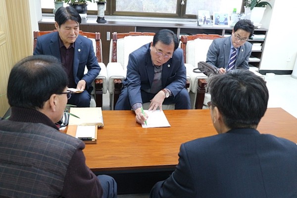 ▲ 나용찬 괴산군수가 17일 농촌진흥청 중부작물부를 방문하고 농업기술분야 등의 업무협의를 가졌다.ⓒ괴산군