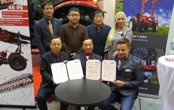 ▲ 충북 옥천군의 농기계 제작업체인 국제종합기계가 ‘독일 하노버 국제농업기계 및 장비 박람회’에 참가해 독일·프랑스·터키 등과 700만 달러 규모의 수출 계약을 체결했다.ⓒ옥천군