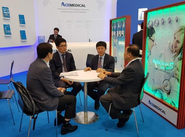 ▲ 충북 옥천군의 의료기기 생산업체인 에이스메디칼은 ‘독일 뒤셀도르프 의료기기 박람회’에 참가해 스페인·독일·일본 등에 500만 달러 규모의 의료기기 수출계약을 체결했다.ⓒ옥천군