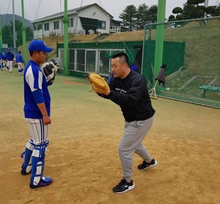 ▲ 프로야구 포수 출신 조인성 선수가 17일 충북 청주시 단재교육원 야구장에서 청주고 야구부 학생들에게 재능기부를 하고 있다.ⓒ청주고등학교