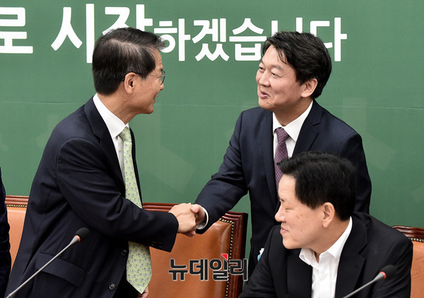 ▲ 국민의당 안철수 대표와 천정배 의원이 악수를 하고 있다. 앞에는 주승용 의원. ⓒ뉴데일리 DB
