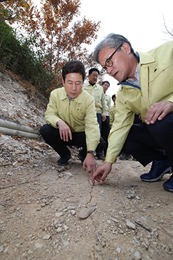 ▲ 김재현 산림청장(오른쪽)이 땅밀림 현장을 점검하고 있다.ⓒ포항시