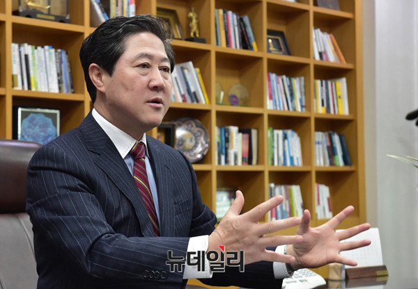 ▲ 자유한국당 유기준 의원이 17일 의원회관에서 본지와 단독 인터뷰를 진행하고 있다. 유기준 의원은 이날 본지와의 인터뷰에서 내달 치러질 원내대표 경선 출마를 사실상 공식선언했다. ⓒ뉴데일리 이종현 기자