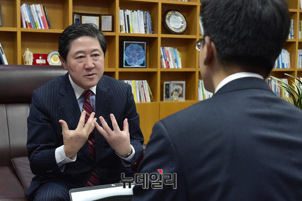 ▲ 자유한국당 유기준 의원이 17일 의원회관에서 본지와 단독 인터뷰를 진행하고 있다. 유기준 의원은 이날 본지와의 인터뷰에서 내달 치러질 원내대표 경선 출마를 사실상 공식선언했다. ⓒ뉴데일리 이종현 기자