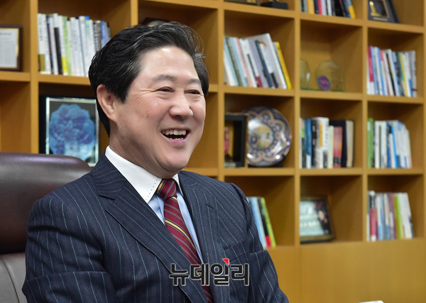 ▲ 자유한국당 유기준 의원이 17일 의원회관에서 본지와 단독 인터뷰를 진행하고 있다. 유기준 의원은 이날 본지와의 인터뷰에서 내달 치러질 원내대표 경선 출마를 사실상 공식선언했다. ⓒ뉴데일리 이종현 기자