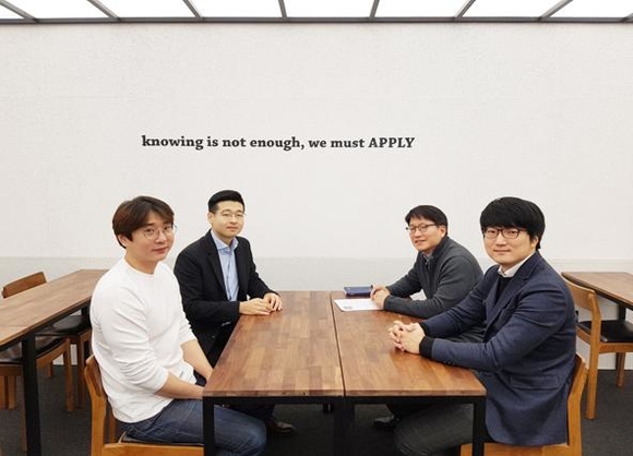 ▲ 강호열 어브로딘 대표(왼쪽부터), 김동호 한국신용데이터 대표, 안병욱 KB Innovation HUB 차장, 길진용 크래프트테크놀러지 이사가 17일 핀테크 스타트업 육성업체 KB스타터스로 추가 선정된 뒤 기념촬영을 하고 있다. ⓒ KB금융