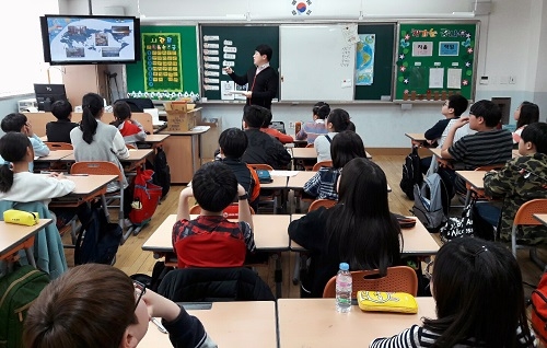 ▲ SK건설 임직원이 초등학생을 대상으로 환경에 대해 교육하고 있다. ⓒSK건설