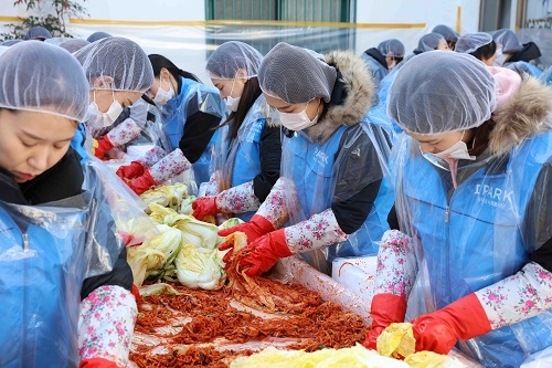 ▲ 현대산업개발 직원들이 용산구 주민들에게 전달할 김치를 담그고 있다. ⓒ현대산업개발