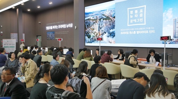 ▲ '영등포뉴타운 꿈에그린' 견본주택 내 상담석. ⓒ한화건설