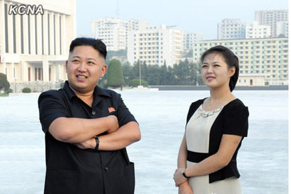 ▲ 김정은과 리설주. 김정은이 차고 있는 시계, 리설주의 옷과 시계 등은 모두 유럽제 명품이다. ⓒ北선전매체 화면캡쳐.