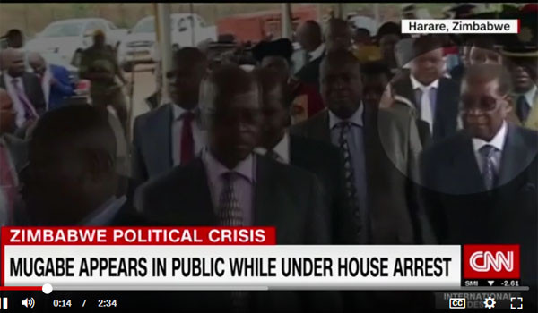 17일(현지시간) 짐바브웨 하레레 외곽의 한 대학교 졸업식에 참석한 로버트 무가베 대통령(오른쪽 원 안). ⓒ美CNN 관련보도 화면캡쳐.