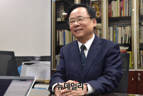 ▲ 자유한국당 이주영 의원은 17일 오후 의원회관에서 본지와 단독인터뷰를 갖고, 내달 원내대표 경선과 관련해 동료 의원들의 기대와 요구가 있는 것을 알고 있다면서 적절한 시기에 상응하는 결단을 내릴 뜻을 시사했다. ⓒ뉴데일리 이종현 기자