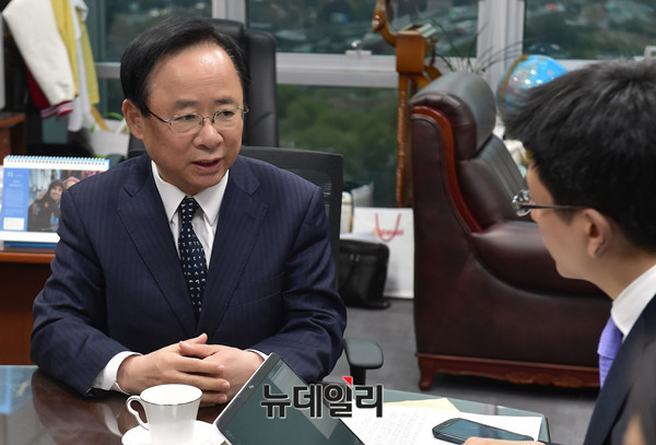 ▲ 자유한국당 이주영 의원은 17일 오후 의원회관에서 본지와 단독인터뷰를 갖고, 내달 원내대표 경선과 관련해 동료 의원들의 기대와 요구가 있는 것을 알고 있다면서 적절한 시기에 상응하는 결단을 내릴 뜻을 시사했다. ⓒ뉴데일리 이종현 기자