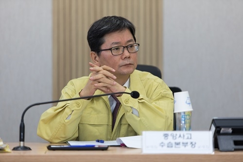 ▲ 지난 16일 정부세종청사 내 중앙사고수습본부를 찾은 손병석 국토부 1차관. ⓒ국토부