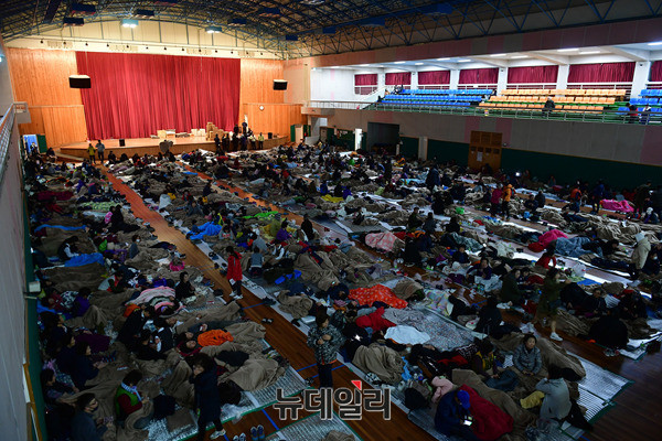 ▲ 경북 포항시 북구 흥해실내체육관 대피소의 포항 이재민들. ⓒ뉴데일리 정상윤 기자.