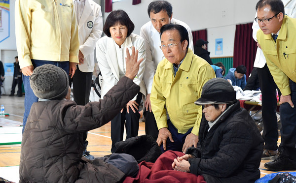 ▲ 김관용 경북도지사가 포항지진 발생에 따른 발빠른 대응으로 새삼 주목을 받고 있다. 사진은 지난 18일 지진 피해 주민 대피소인 포항 향도초등학교를 찾아 주민을 위로하는 장면이다.ⓒ경북도