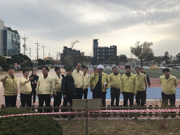 ▲ 경북도의회 교육위원회(위원장 강영석)는 지난 15일 포항지진 발생에 따른 포항수학능력시험 본부 및 지진피해 수학능력시험장을 찾아 현장점검을 실시했다.ⓒ경북도의회