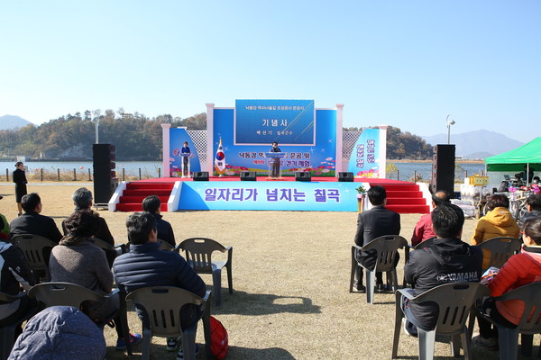 ▲ 18일 칠곡보 생태공원에서 열린 ‘낙동강 역사너울길’ 준공식에서 백선기 칠곡군수가 인사말을 하고 있다.ⓒ칠곡군