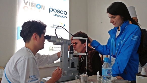 ▲ 포스코대우는 지난 12일부터 7일간 우즈베키스탄 페르가나 주립 안과병원에서 현지 안질환 환자들을 위한 의료캠프를 개최했다.ⓒ포스코대우