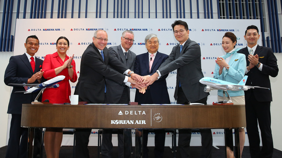 ▲ 대한항공은 지난 6월 23일 오전(현지시간) 美 L.A.에 위치한 윌셔 그랜드 센터에서 양사 최고경영진이 참석한 가운데, 델타항공과의 태평양 노선 조인트 벤처(Joint Venture) 운영을 통한 양사간 협력 강화 내용을 담은 협정을 체결했다.ⓒ