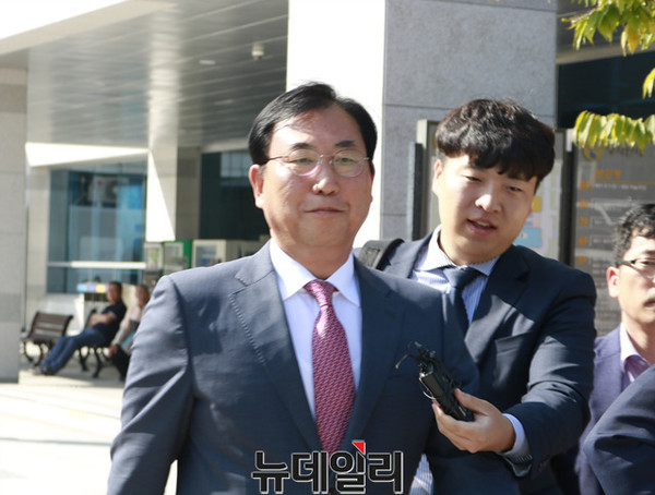 ▲ 나용찬 충북 괴산군수가 지난 9월 22일 1심에서 당선무효형을 선고받은 후 입을 굳게 다물고 법정을 나서고 있다.ⓒ김종혁 기자