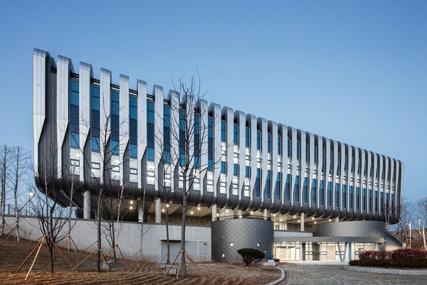 ▲ 공공용 부문 아름다운 건축상을 수상한 충북 청주시 오송읍 글로벌코스메슈티컬센터.ⓒ청주시