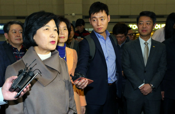 ▲ 더불어민주당 추미애 대표가 19일 오후 4박 6일 간의 미국 방문 일정을 마치고 인천국제공항을 통해 귀국하면서 취재진의 질문에 답하고 있다. ⓒ뉴시스 사진DB