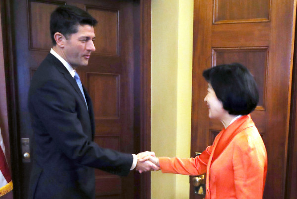 ▲ 더불어민주당 추미애 대표가 15일(한국시각) 미 의회에서 폴 라이언 하원의장을 예방해 악수를 나누고 있다. ⓒ뉴시스 사진DB