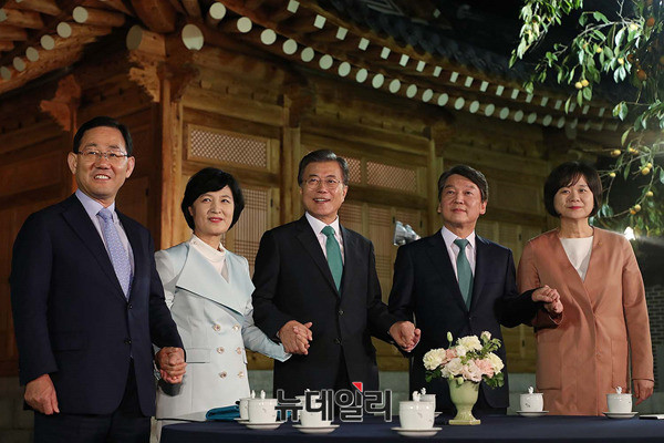 ▲ 문재인 대통령이 청와대 상춘재에서 여야 대표와 손을 맞잡은 모습. ⓒ뉴데일리 DB