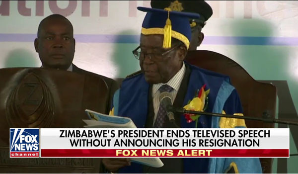 ▲ 로버트 무가베 짐바브웨 대통령이 또 다시 사임을 거부했다. 사진은 지난 17일(현지시간) 수도 하라레 외곽의 한 대학 졸업식에 등장한 무가베 대통령. ⓒ美폭스뉴스 관련보도 화면캡쳐.