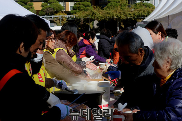 ▲ 20일 흥해공고 체육관 앞에서 점심식사 시간에 이재민들이 배식을 받고 있다.ⓒ뉴데일리