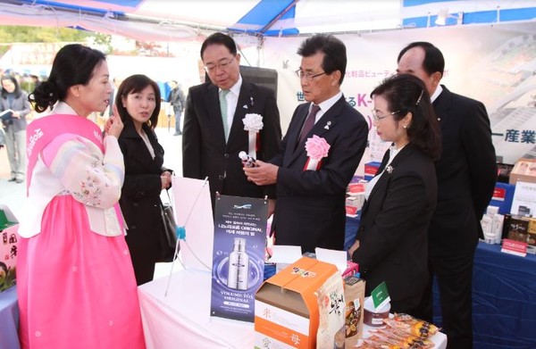 ▲ 이시종 충북도지사를 비롯한 충북도대표단이 지난 18일 일본 ‘제32회 야마나시현민의 날’ 행사장에 설치한 ‘생명과 태양의 땅 충북 홍보부스’를 방문, 관계자로부터 설명을 듣고 있다.ⓒ충북도