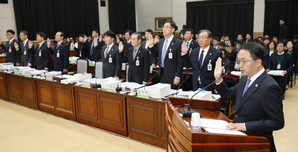 ▲ 충북교육청 공무원들이 20일 도의회 교육위원회 행정사무감사를 받기전 선서를 하고 있다.ⓒ충북교육청