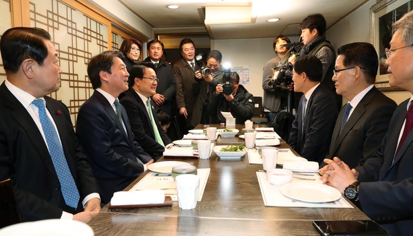 ▲ 국민의당 안철수 대표 등이 20일 오후 서울 여의도의 한 음식점에서 열린 전·현직 지도부 오찬 회동에 참석해 자리하고 있다. ⓒ뉴시스