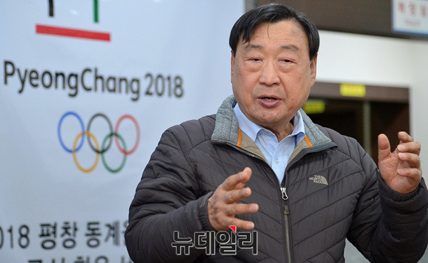 ▲ 20일 강원도 평창군의 한 오찬간담회 장소에서 이희범 평창올림픽 조직위원장이 기자들의 질문에 답하고 있다.ⓒ뉴데일리 공준표 기자.