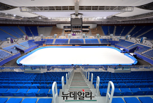 ▲ 20일 '2018 평창동계올림픽' 빙상 경기장 모습. 목표치보다 저조한 입장권 판매 실적으로 인해 평창올림픽 조직위원회가 고심에 빠졌다.ⓒ뉴데일리 공준표 기자.