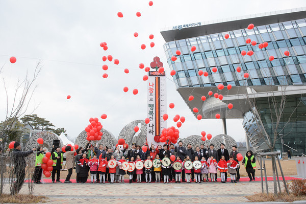 ▲ 세종시와 세종사회복지공동모금회가 20일 ‘희망 2018 나눔캠페인’ 출범식 및 사랑의 온도탑 제막식을 가졌다.ⓒ세종시