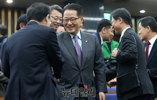 ▲ 국민의당 박지원·천정배 전 대표가 의원총회에 앞서 당 소속 동료 의원들과 악수를 나누고 있다. ⓒ뉴데일리 사진DB