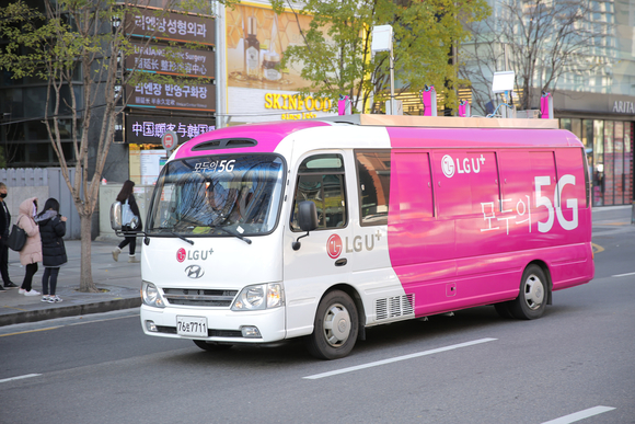 ▲ 서울 도심에서 핸드오버 등 5G 기술을 테스트 하고 있는 LG유플러스 5G 버스 모습ⓒLG유플러스