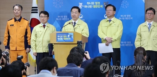 ▲ 20일 서울 세종로 정부서울청사에서 김상곤 사회부총리 겸 교육부 장관(가운데)이 '포항 수능 시험장 운영 방안'을 설명하고 있다. ⓒ연합뉴스