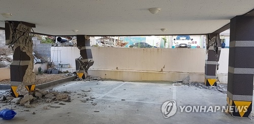 ▲ 이번 포항지진에서 문제가 된 필로티 건물 대부분은 철근부족, 비정상적 콘크리트 두께 등의 구조적인 문제가 발견됐다. ⓒ연합뉴스