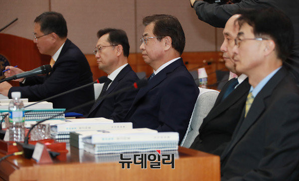 ▲ 지난 2일 국정원에서 열린 정보위 국정감사에서 서훈 국정원장을 비롯한 피감기관 관계자들이 의원들의 질의에 답변을 준비하고 있다. ⓒ국회 사진공동취재단