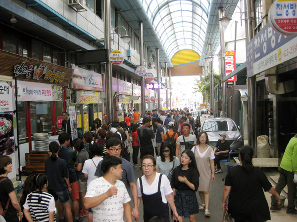 ▲ 관광객으로 붐비는 단양구경시장2.ⓒ단양군